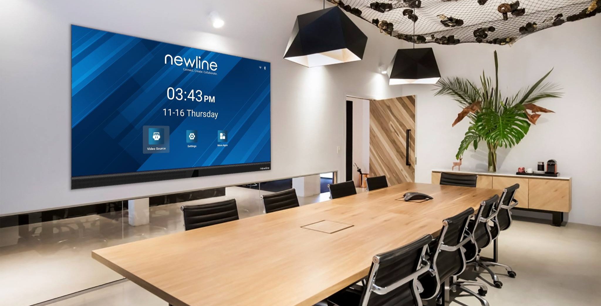 Konferencijska soba u modernom uredu s LED zaslonom i videokonferencijskim sustavom