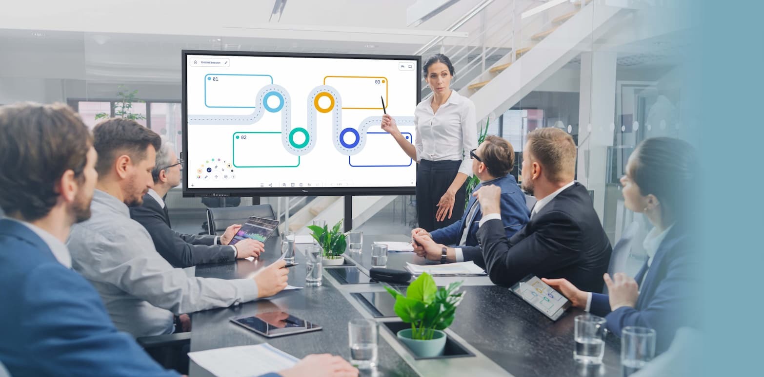 Sastanak u tijeku u poslovnoj prostoriji s prezentacijom na Optoma Creative Touch 3 interaktivnom 4K zaslonu, prikazujui timsku suradnju i vizualizaciju podataka