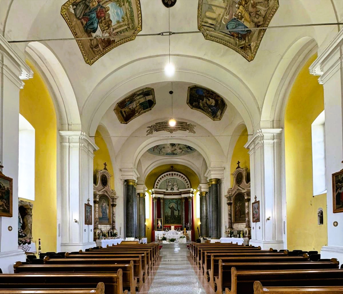 Profesionalno ozvuena crkva s diskretno postavljenim kolumnim zvunicima za jasnu i ravnomjernu reprodukciju zvuka tijekom liturgijskih obreda