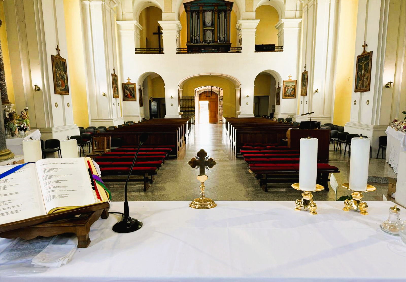 Stolni mikrofon postavljen na oltaru za jasnu i istog reprodukciju govora tijekom liturgijskih obreda u crkvi