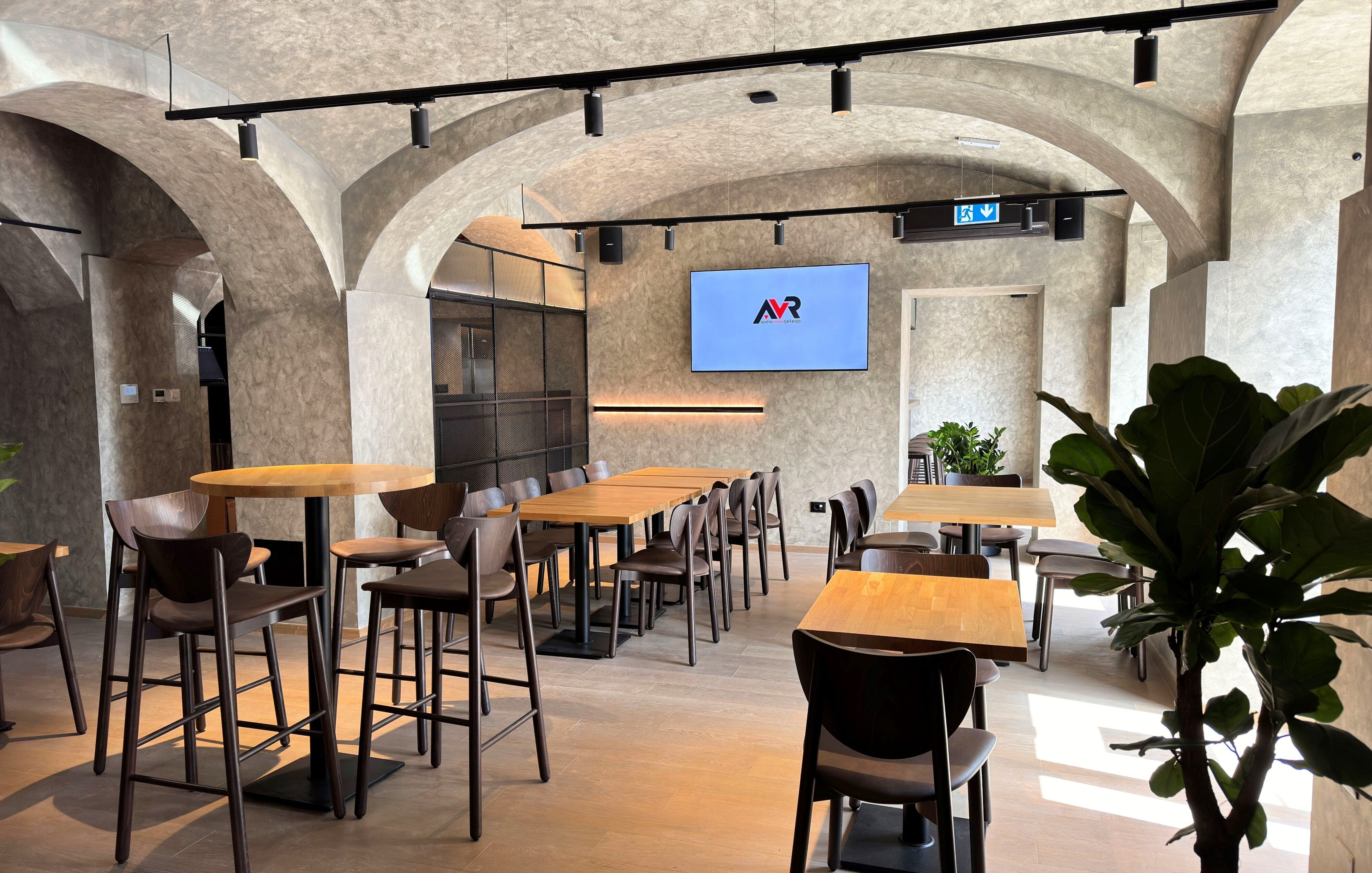 Profesionalno ozvuenje restorana Hipokrat s diskretnim Bose zvunicima za ravnomjernu pokrivenost i vrhunsku kvalitetu zvuka