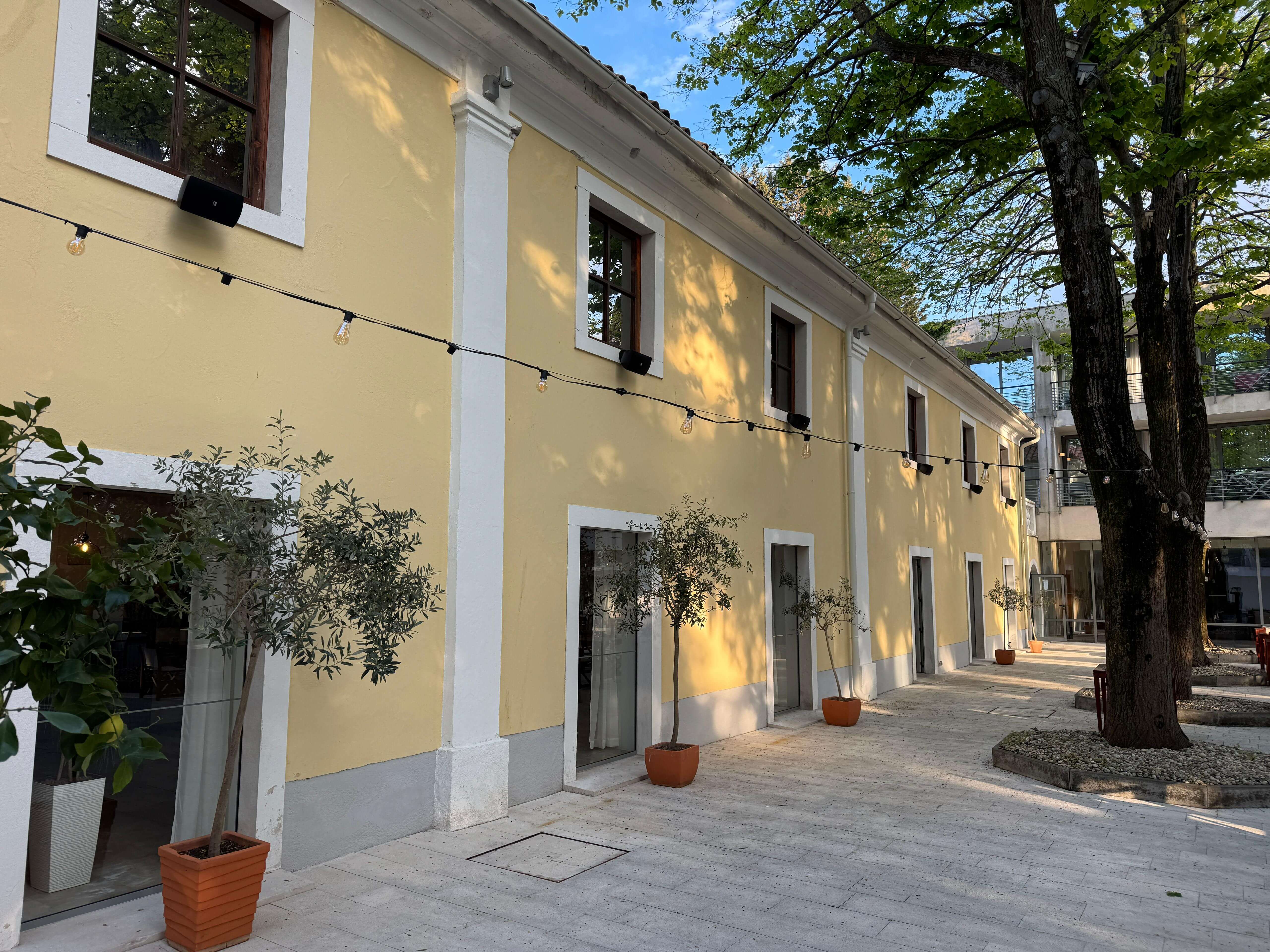 Audac Ateo6 vanjski zvu�nici na terasi hotela Falkensteiner – profesionalno ozvu�enje restorana i ugostiteljskih objekata na otvorenom