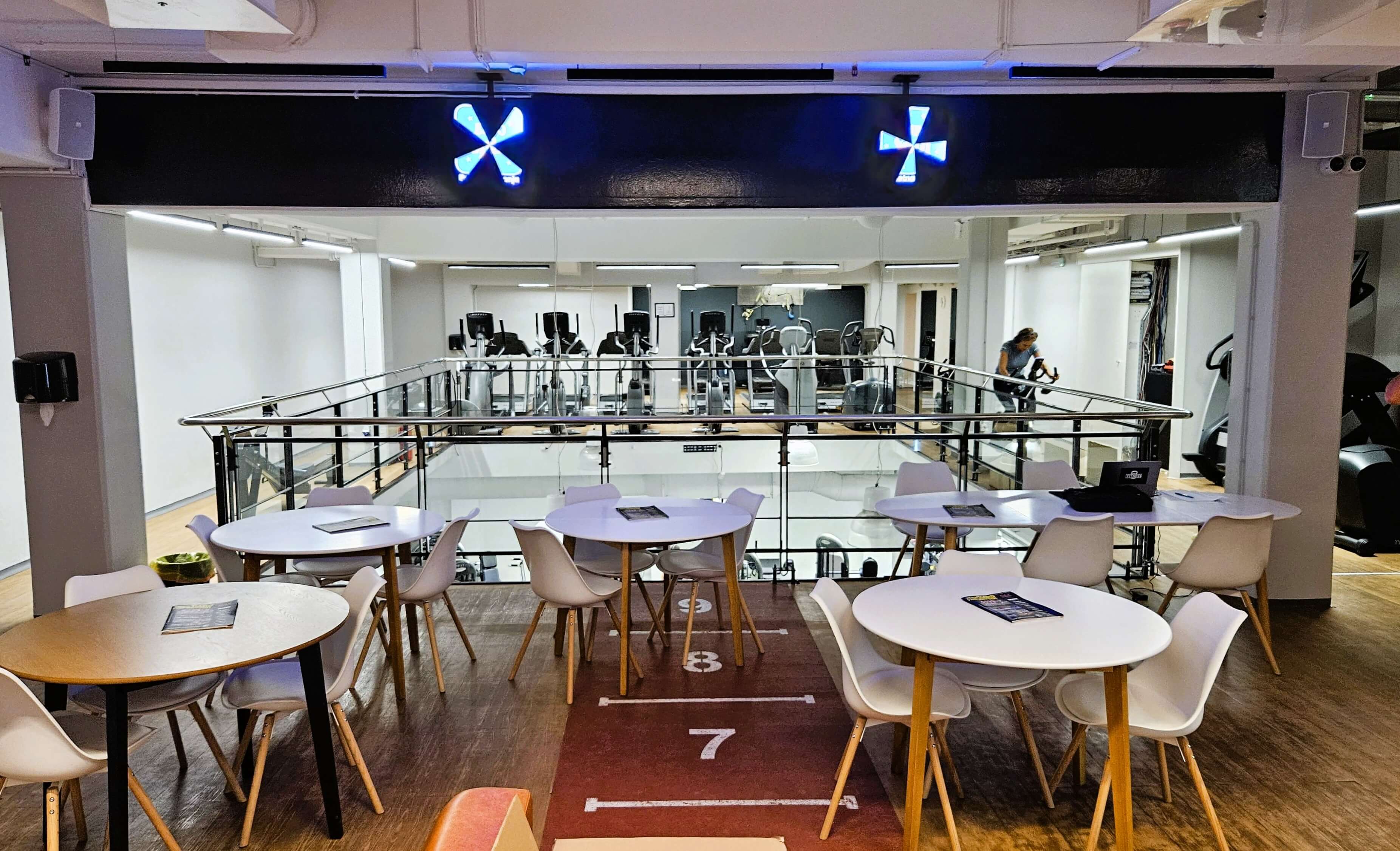 Ozvuenje teretane s caf barom – profesionalni zvunici integrirani u fitness prostor