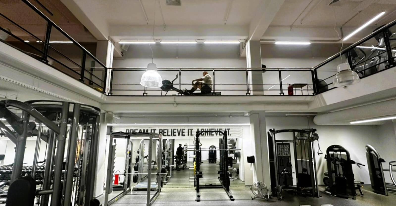 Fitness centar s caf barom i ugraenim profesionalnim zvunicima za vrhunski zvuk