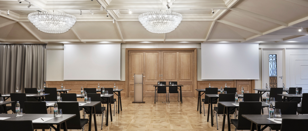 Motorna projekcijska platna i profesionalna multimedijalna oprema u kongresnoj dvorani hotela Milenij u Opatiji – projektori, ozvučenje i AV integracija za konferencije.