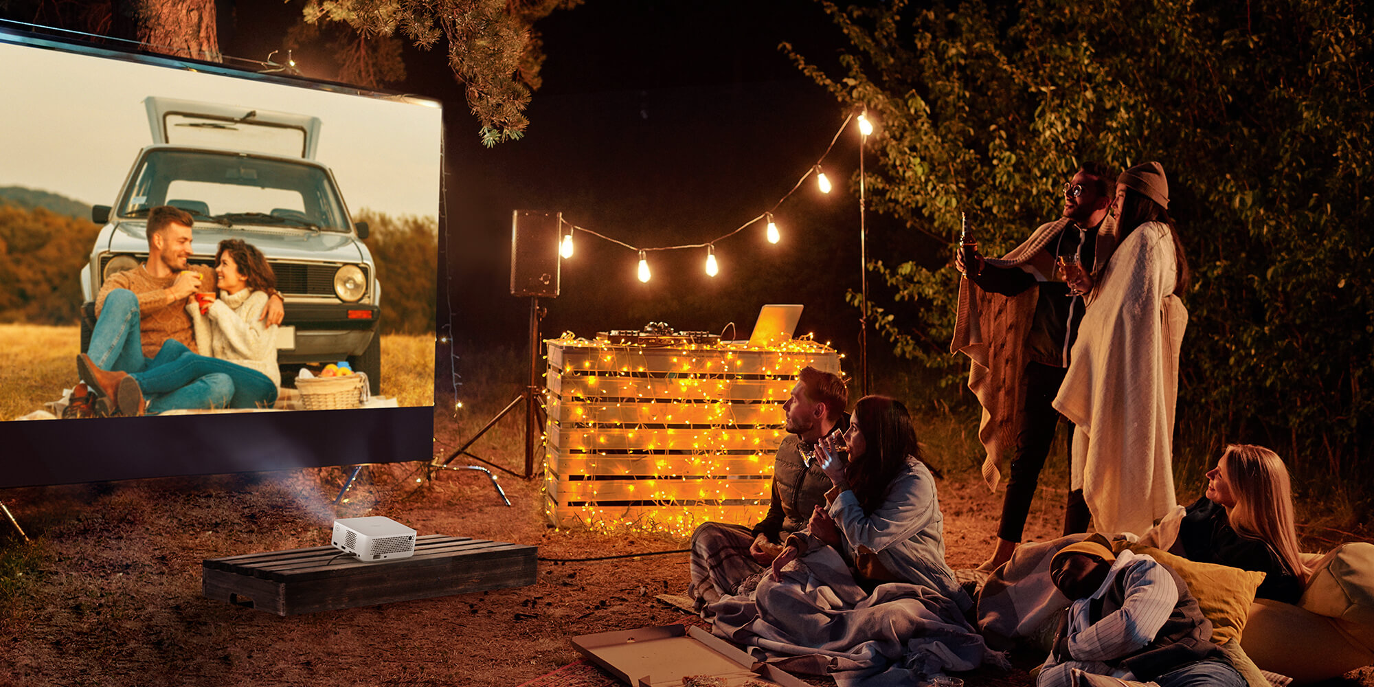 Projekcija na otvorenom uz Optoma projektor - ljetno kino u vrtu uz projektor i platno