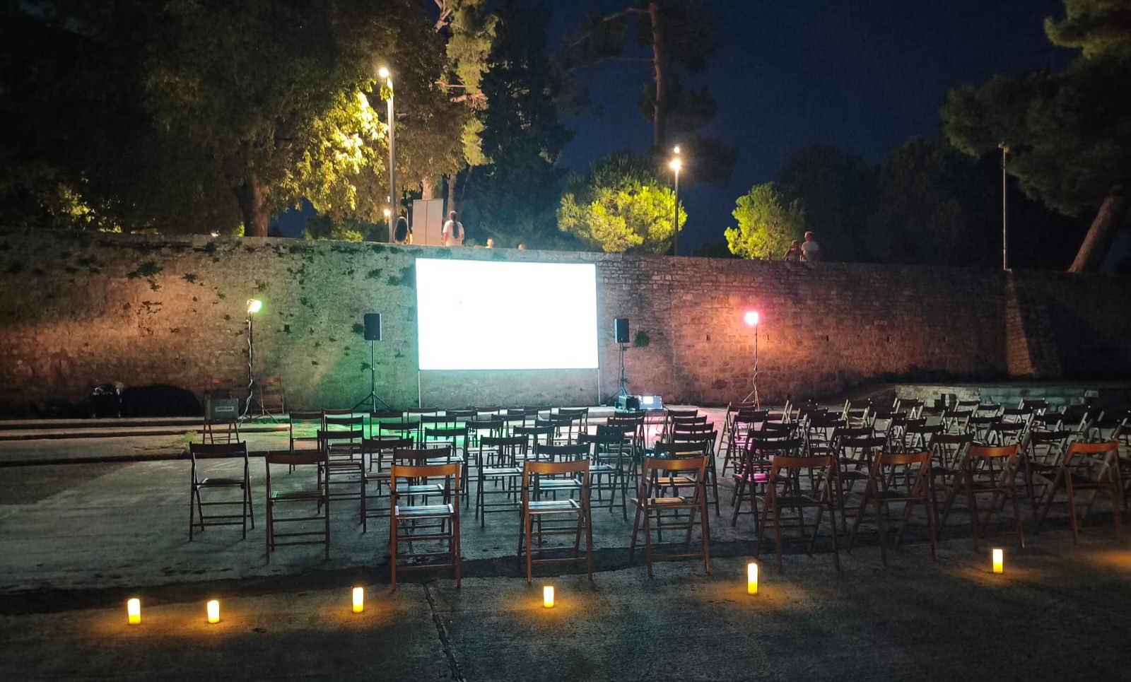 Vanjska projekcija u parku - šumi, kino na otvorenom uz projektor i projekcijsko platno za vanjsku upotrebu