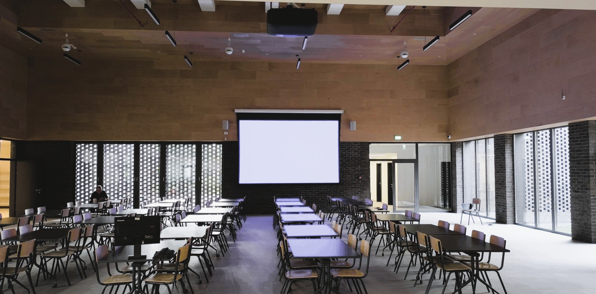 projektor i projekcijsko platno u u�ionici Osnovne �kole Jaku�evec