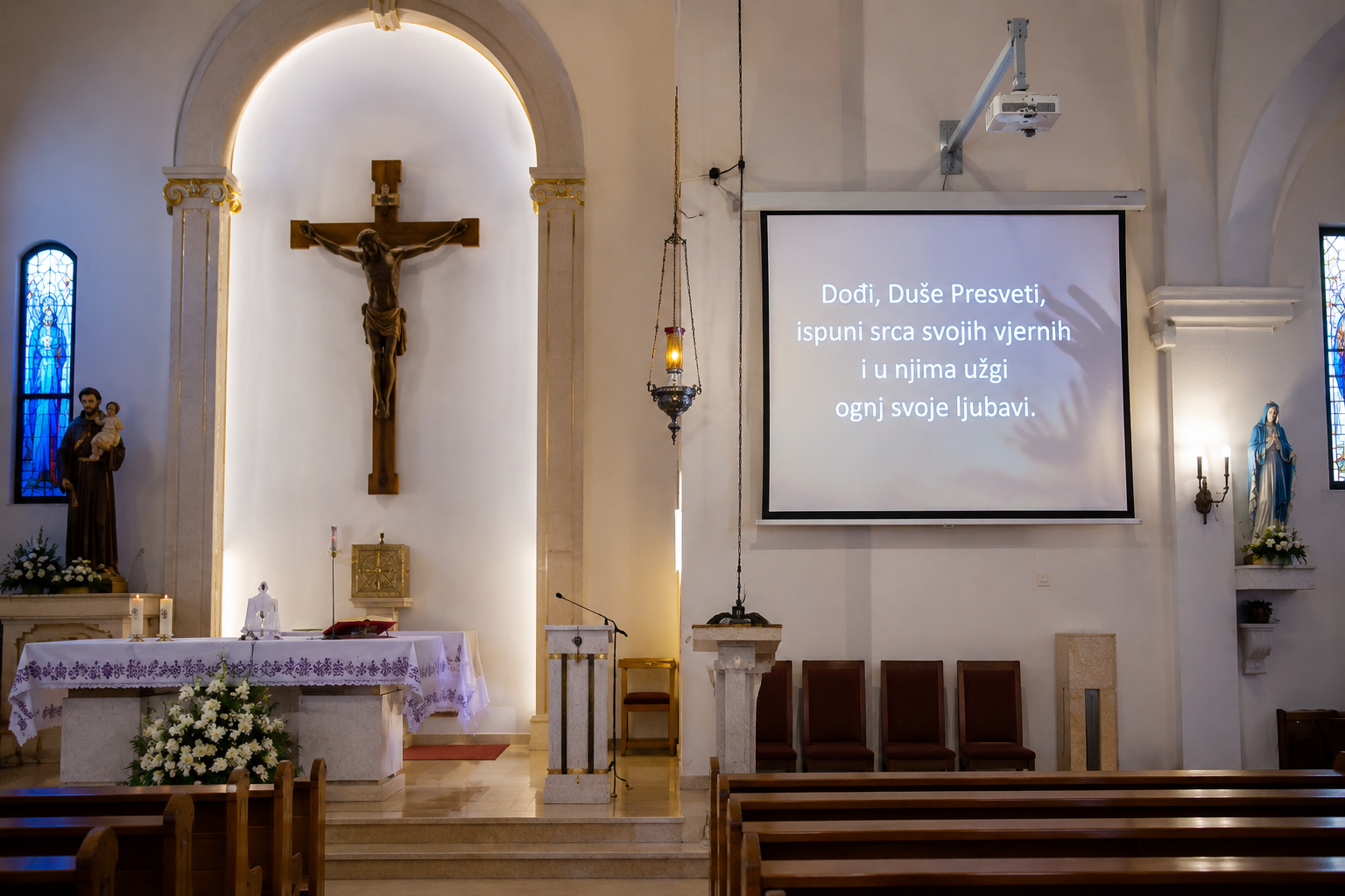 Profesionalni projektor i veliko projekcijsko platno u modernoj crkvi tijekom liturgije i prikaza molitvenog sadržaja