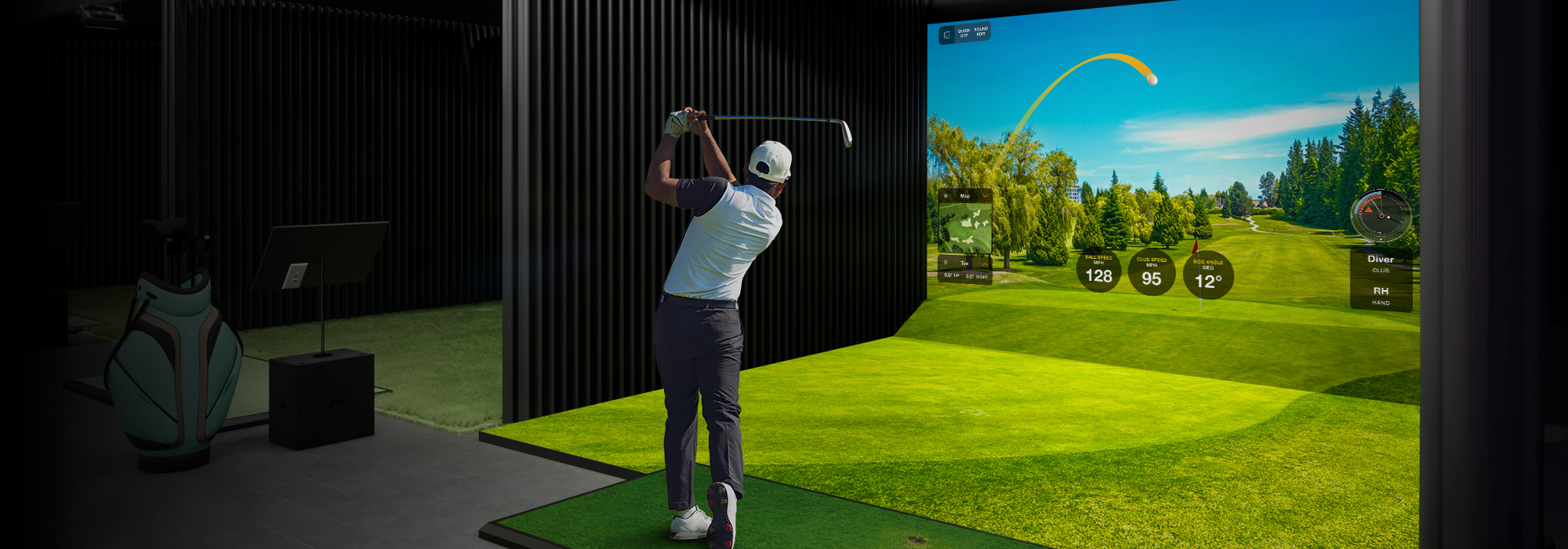 Projektor za golf simulator u profesionalno opremljenom prostoru s velikim projekcijskim platnom
