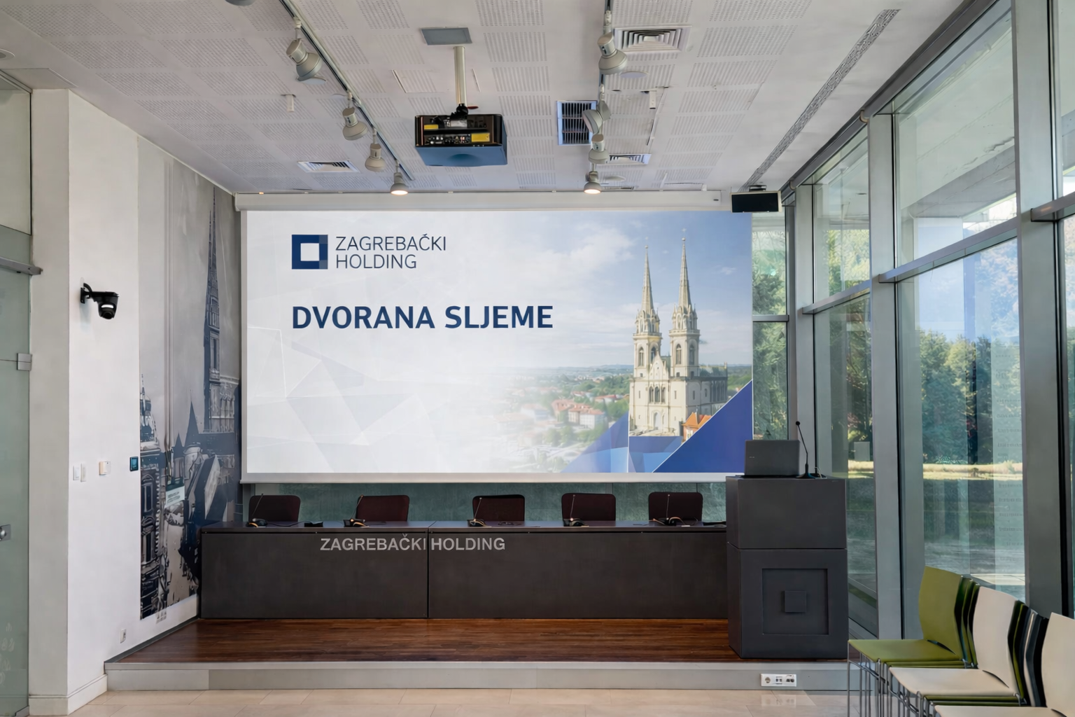 Laserski projektor u svijetloj konferencijskoj dvorani Zagreba�kog holdinga – velika projekcija na platnu za profesionalne prezentacije