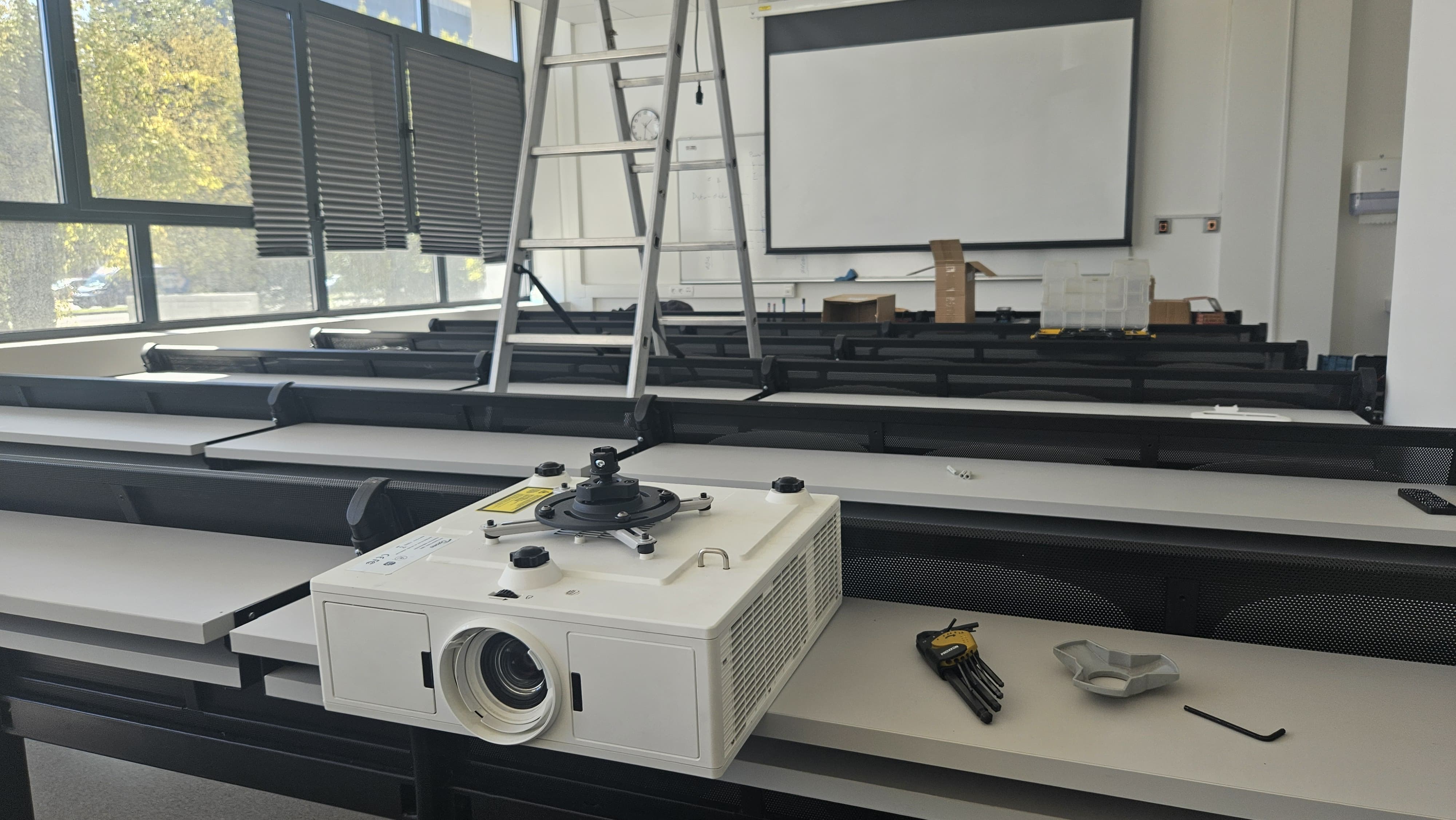 projektor pripremljen za stropnu monta�u i instalaciju u predavaoni