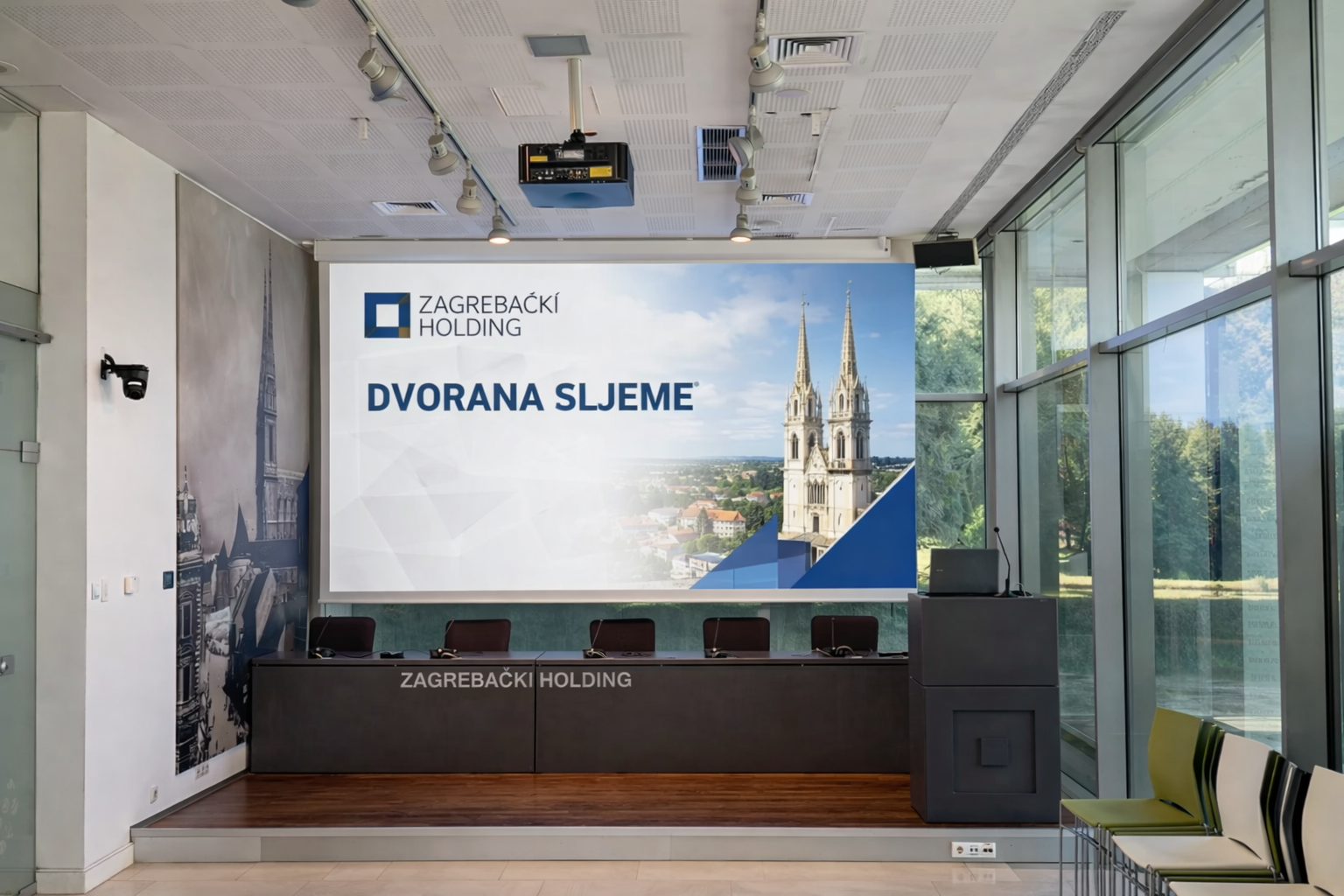 Laserski projektor i veliko projekcijsko platno u konferencijskom prostoru