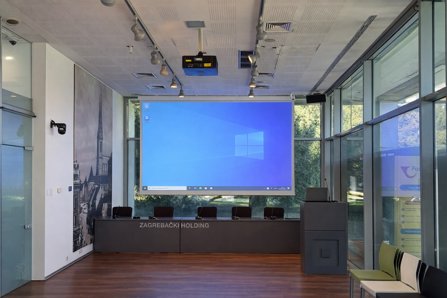 projektor za svijetlu prostoriju s projekcijom na velikom projekcijskom platnu u modernoj staklenoj konferencijskoj dvorani