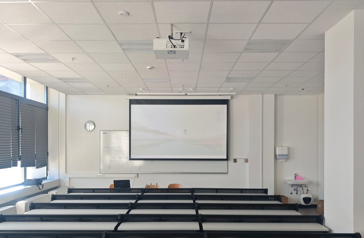 projektor za u�ionicu s projekcijskim platnom u �kolskoj u�ionici