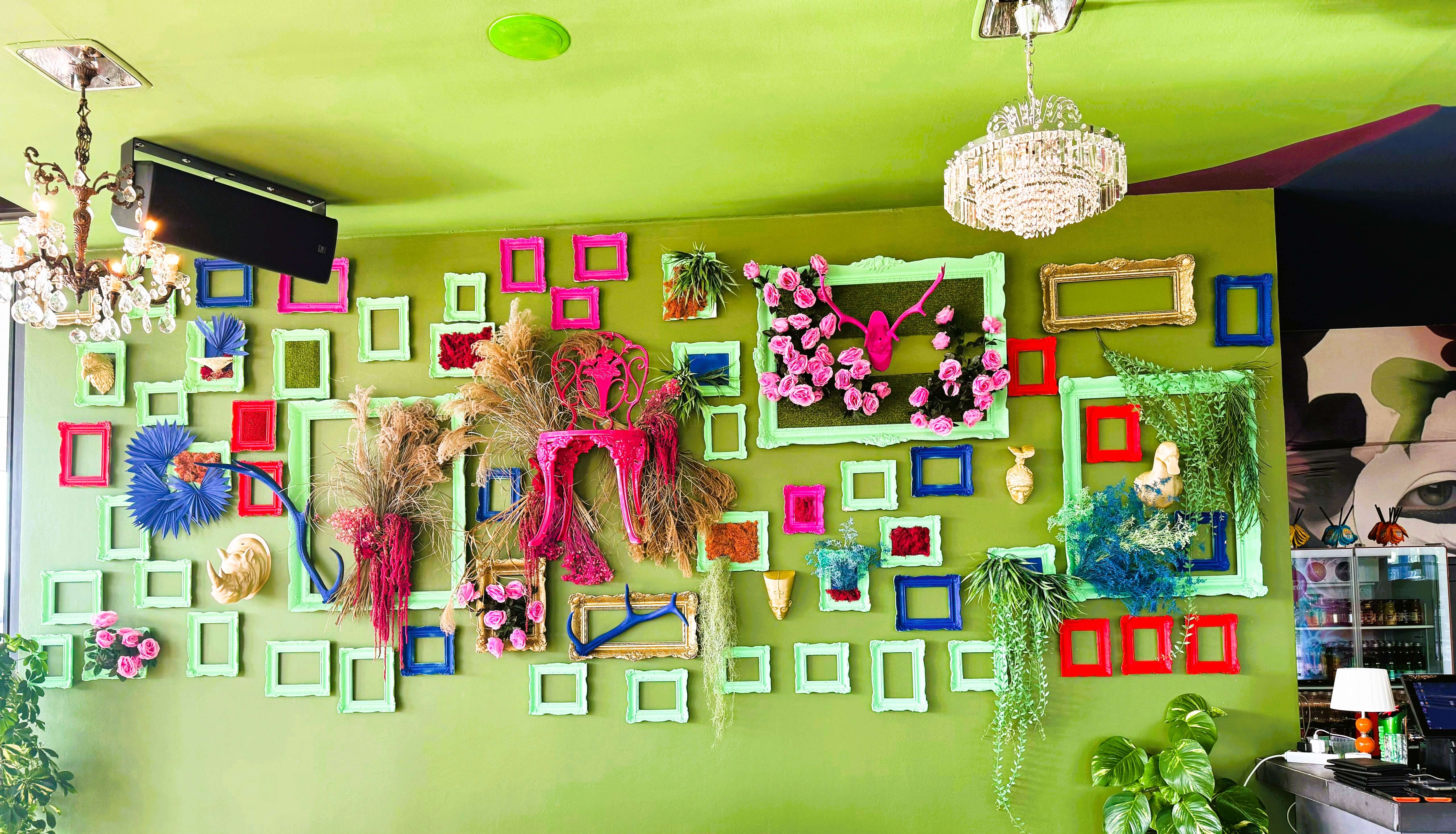 Detalj Audac zvunika u restoranu i baru Rougemarin Bar&Ton, profesionalno ozvuenje za dnevni i veernji ambijent