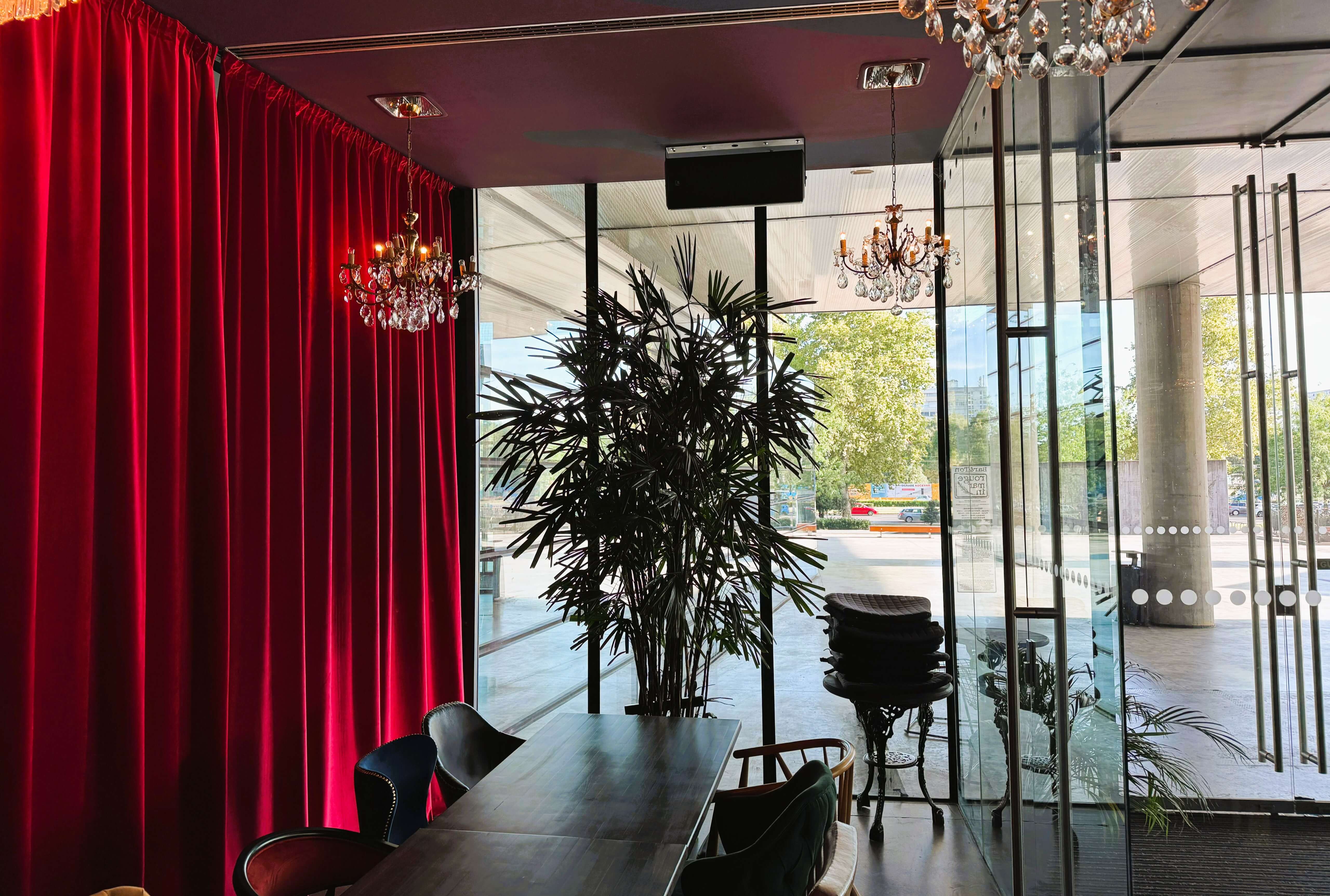 Ravnomjerna distribucija zvuka u restoranu Rougemarin Bar&Ton s diskretnim Audac VEXO208-B zvunicima