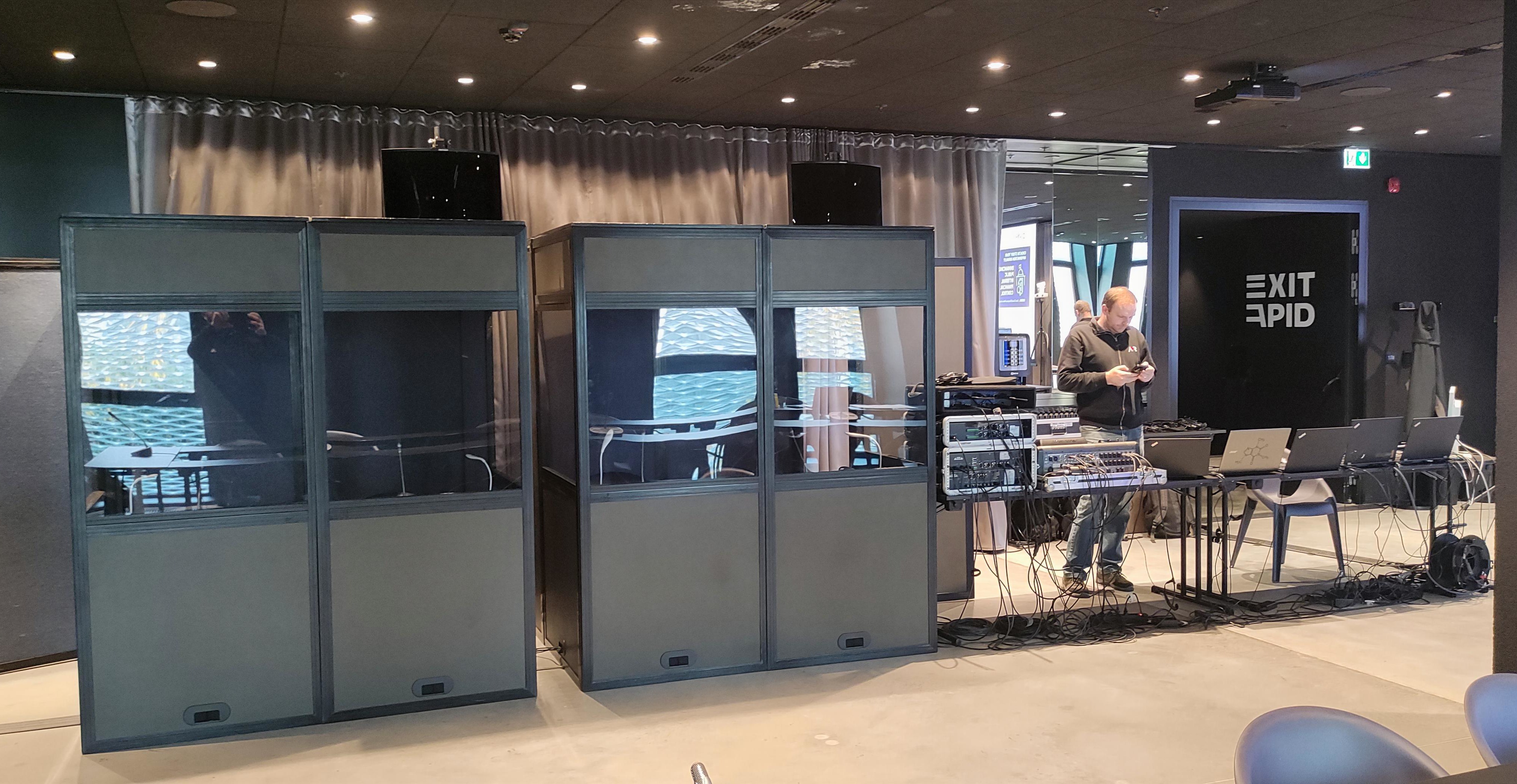 Oprema za simultano prevoenje na konferenciji – kabine, konzole i mikrofoni