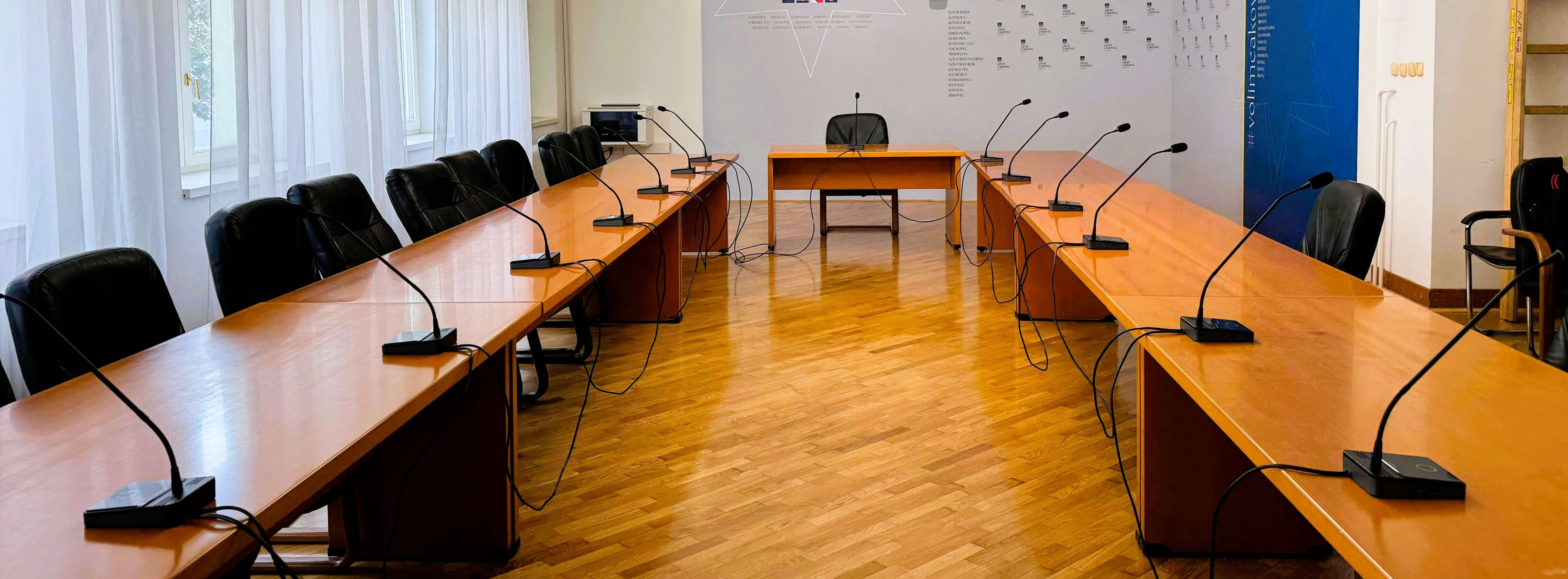 diskusijski mikrofoni raspore�eni na stolu konferencijske dvorane