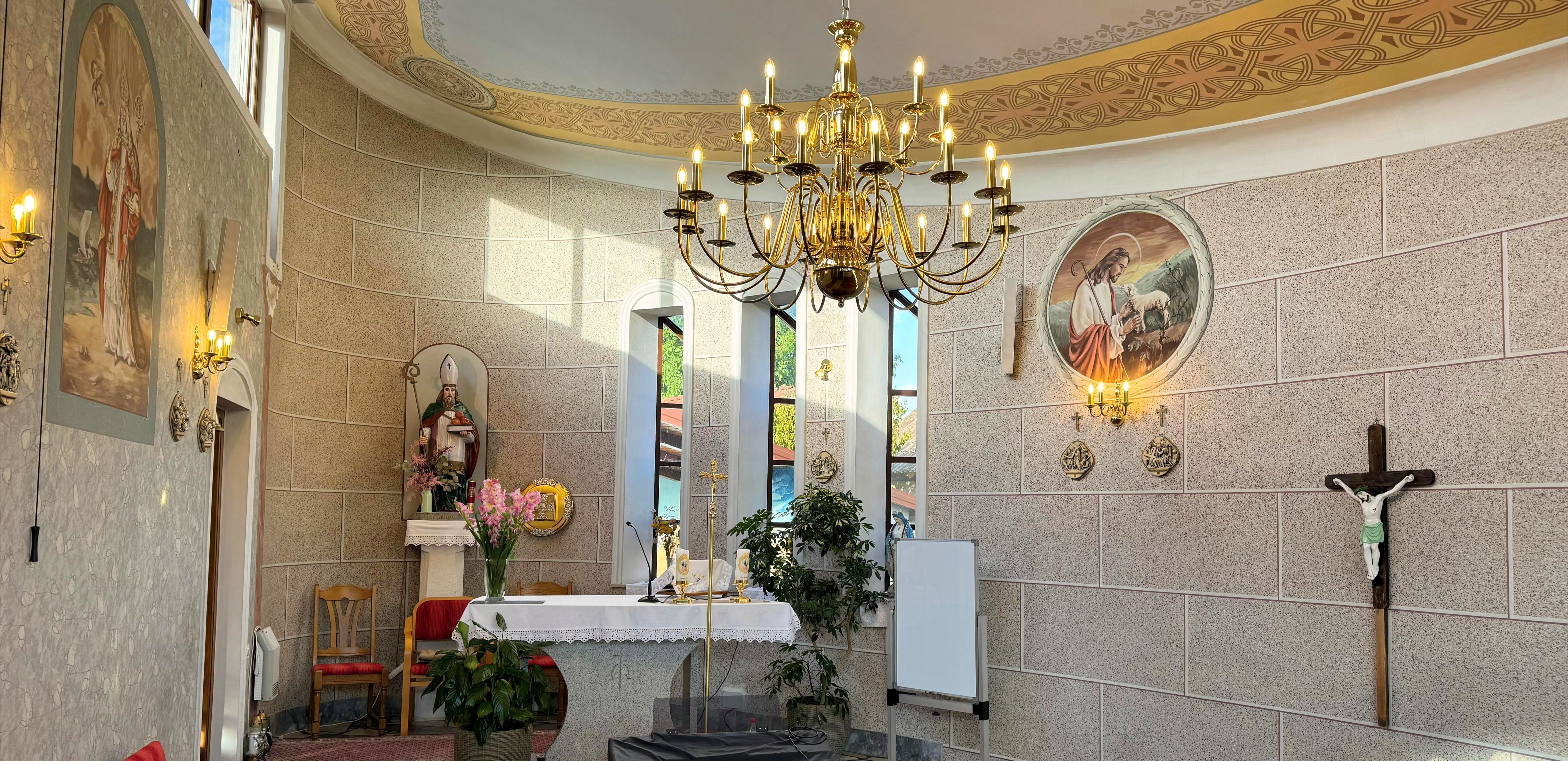 Audac Kyra6 zvunici s obje strane oltara – profesionalno ozvuenje kapelice sv. Nikole