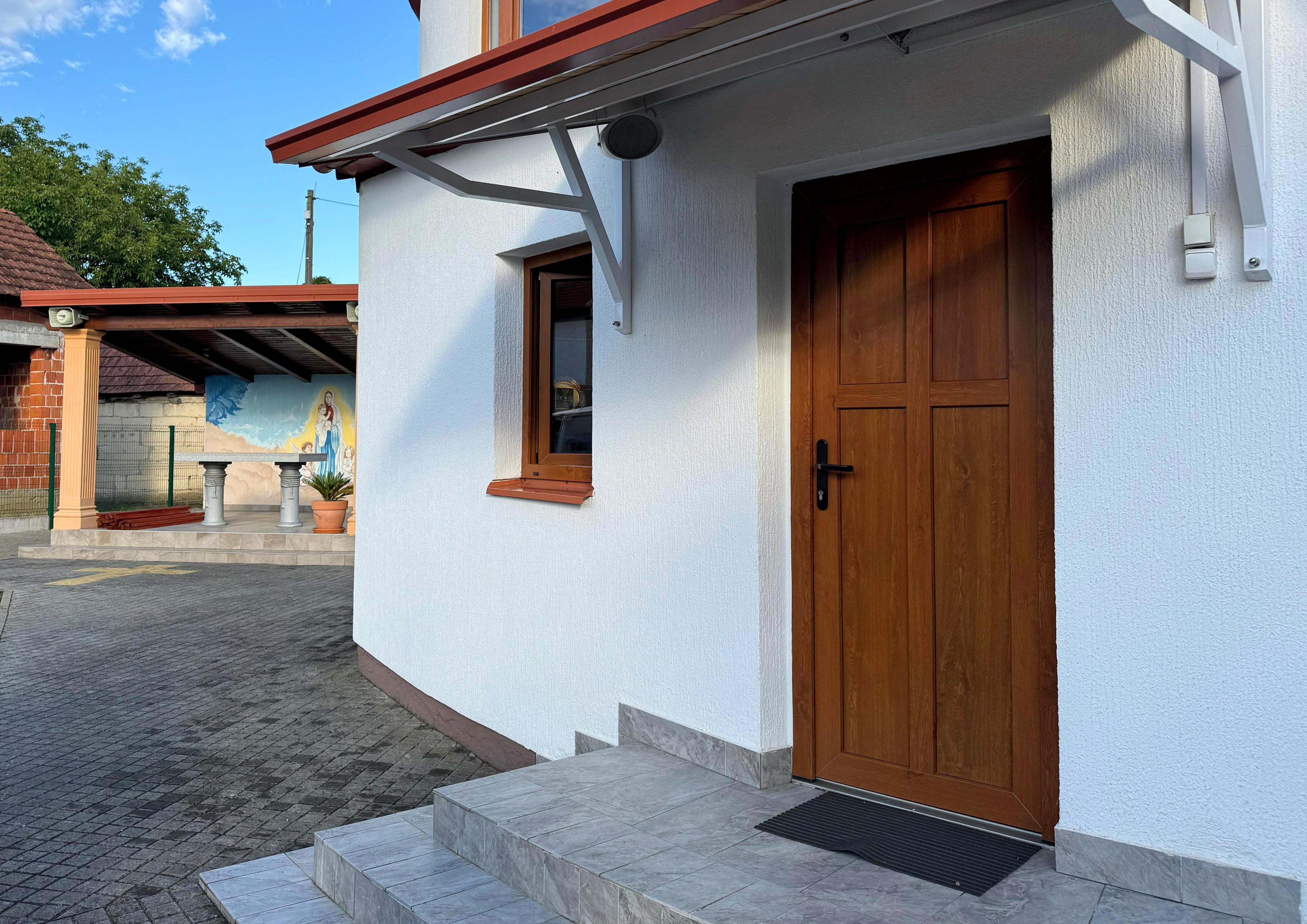 Kapelica s vanjskim razglasom – diskretno postavljeni zvunici za sakralne prostore