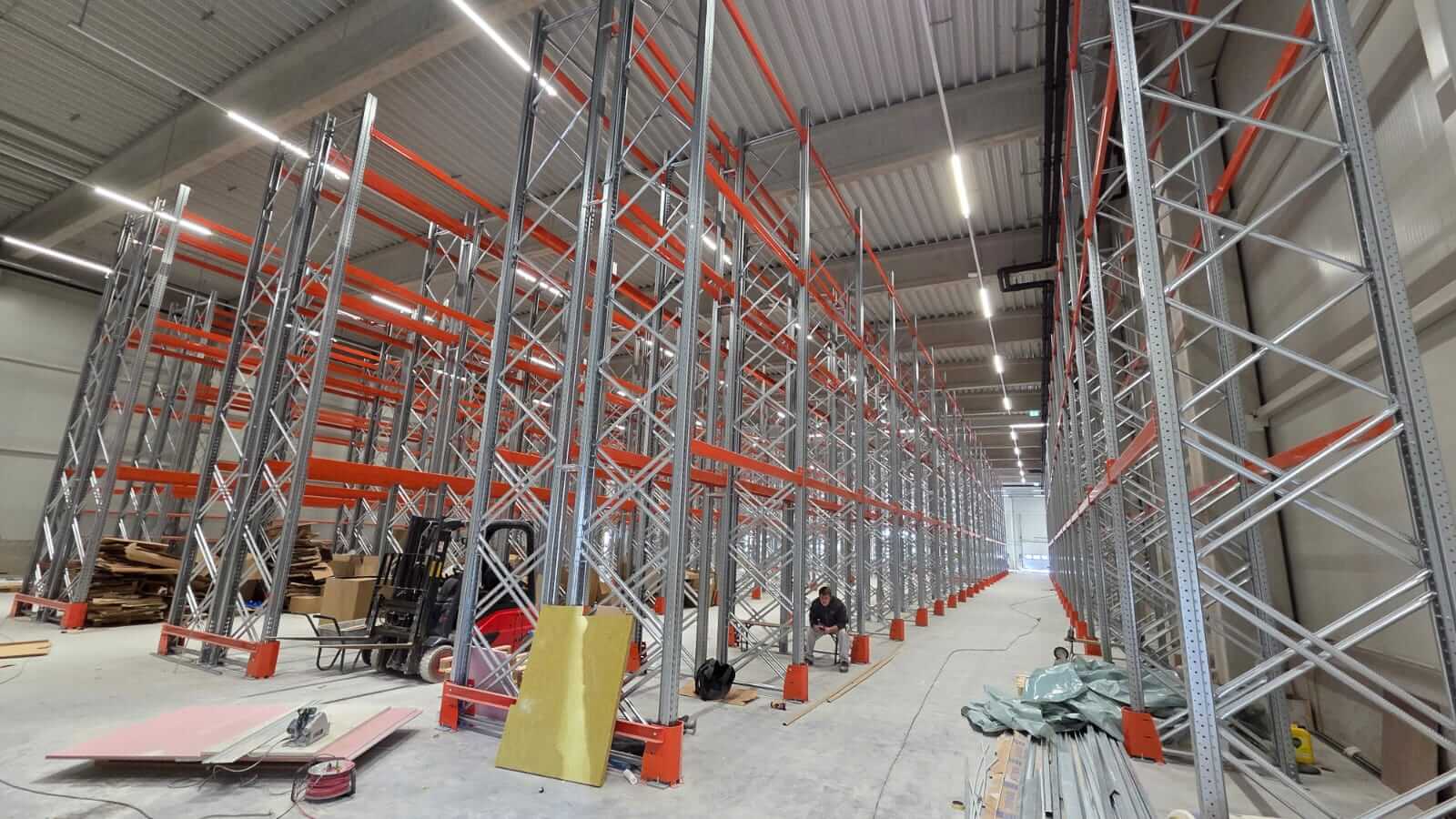 Veliki skladi�ni prostor s vi�ezonskim razglasnim sustavom i diskretnim zvu�nicima