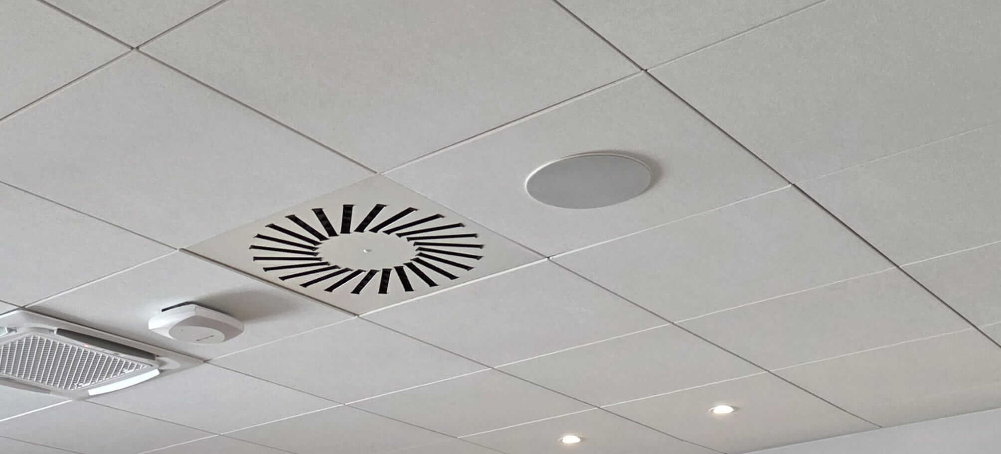 Ugradbeni stropni zvu�nik AMC PCR 5/8T instaliran u poslovnom prostoru