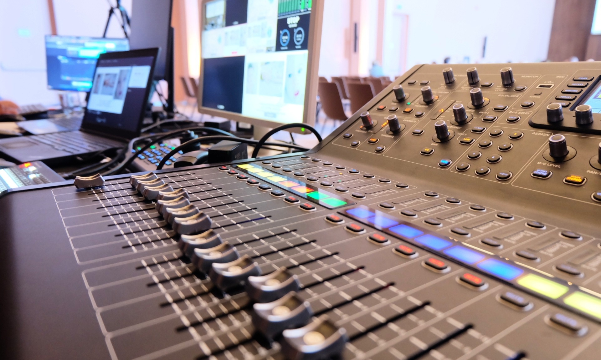 Tehnika ekipa podeava audio miksetu za webinar i streaming dogaaj