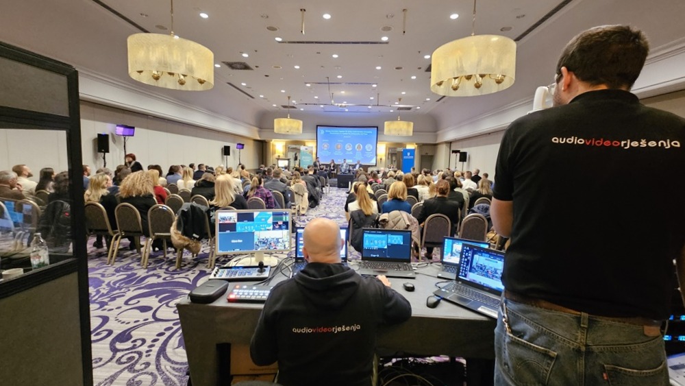 Profesionalna AV tehni�ka podr�ka za evente – na�i tehni�ari na konferenciji u hotelu Sheraton