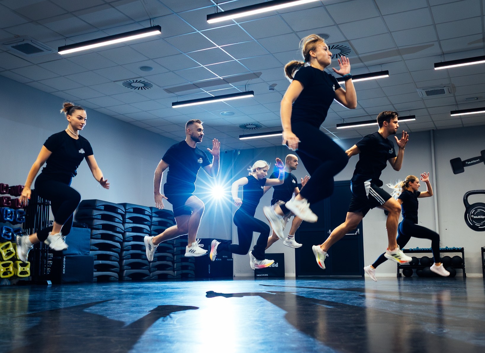 Dvorana za grupni trening u The Fitness Croatia centru, opremljena profesionalnim ozvučenjem i sustavom za trenere