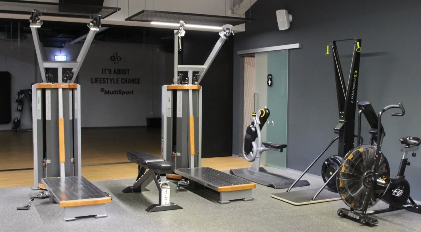 Audac ATEO zvučnik montiran u teretani The Fitness Croatia, diskretno integriran u prostor s fitness opremom