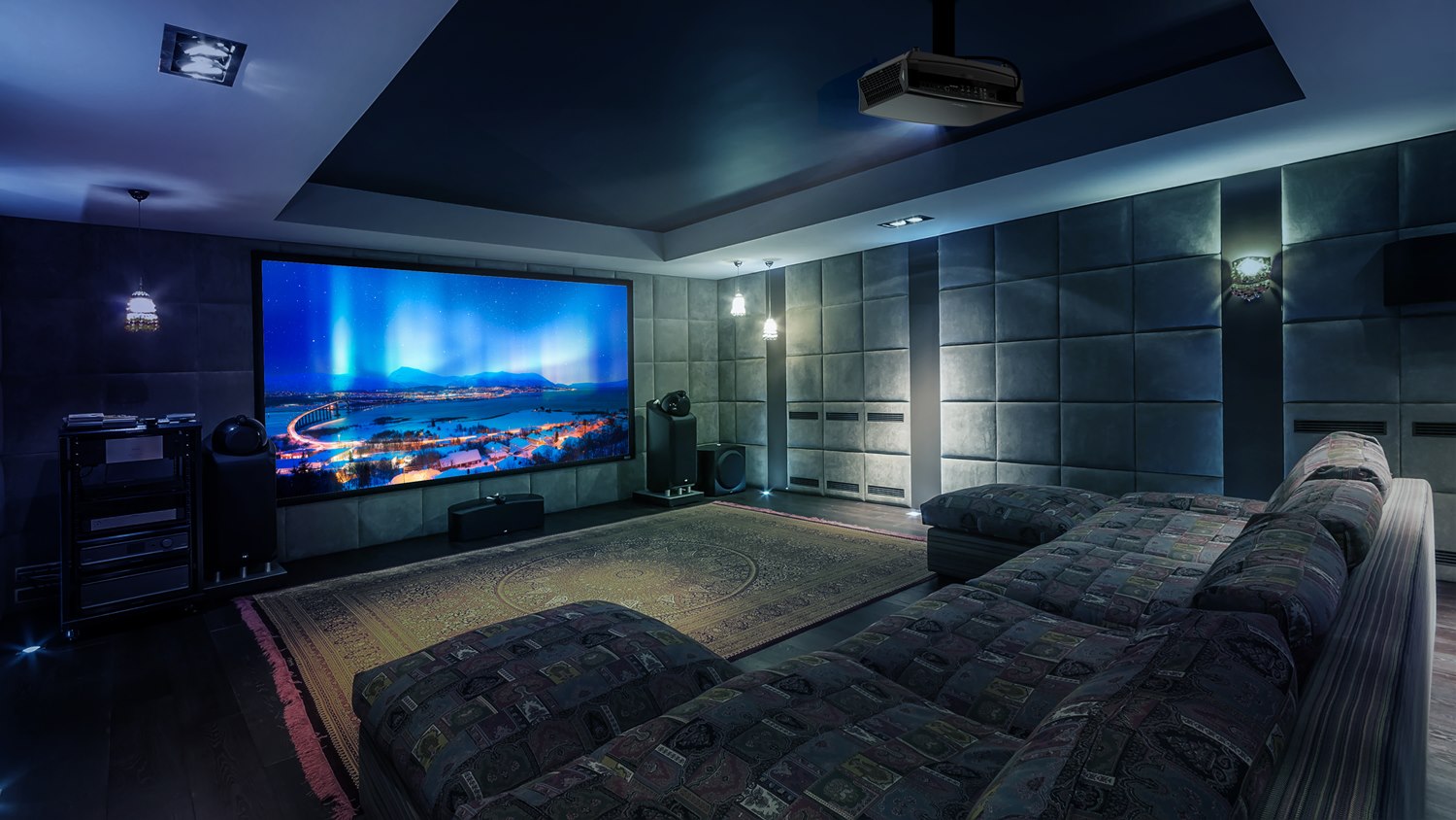Home cinema projektor Optoma UHZ68LV prikazuje film u visokoj 4K UHD kvaliteti u dnevnom boravku
