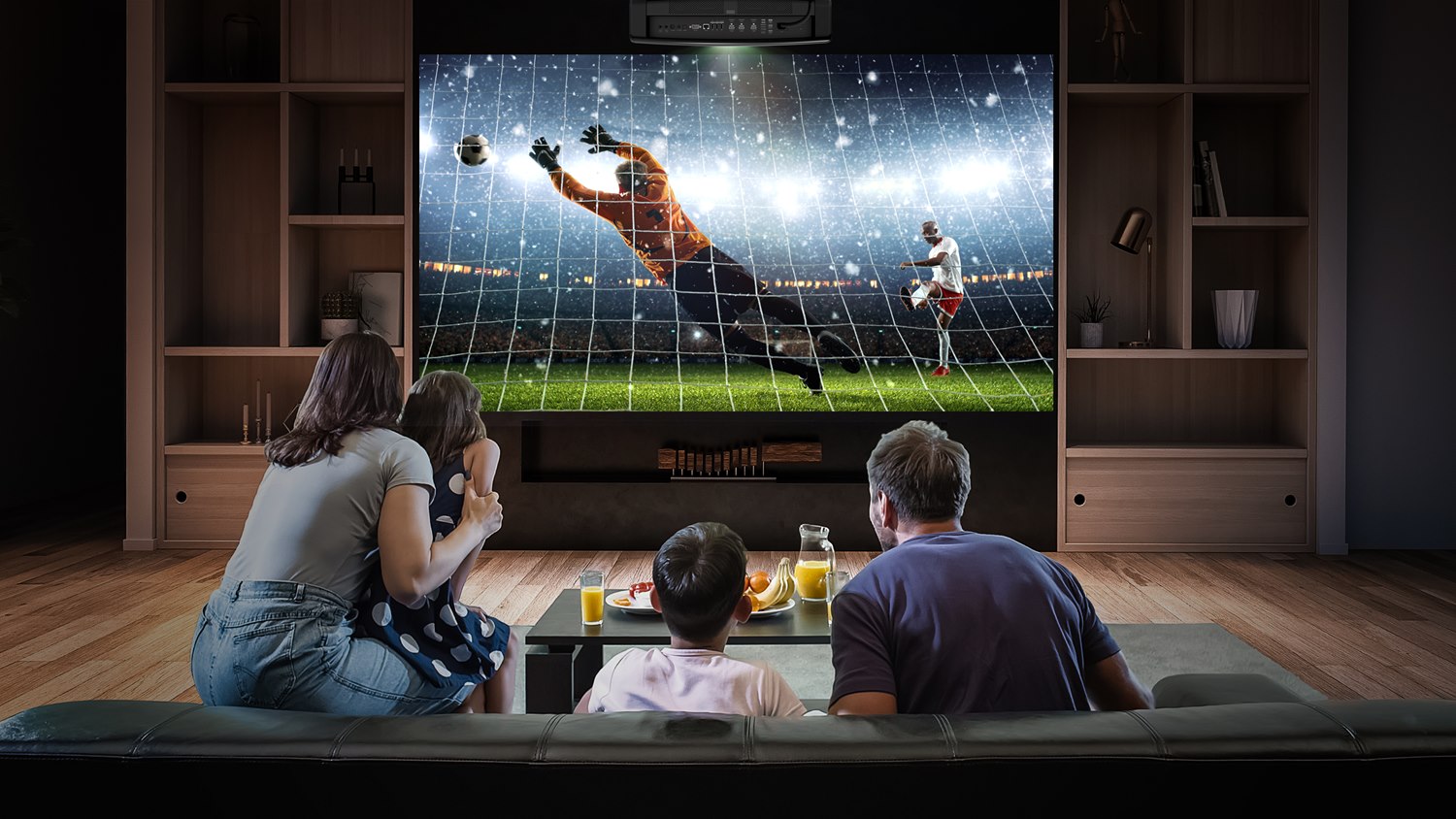 Dual laser home cinema projektor Optoma UHZ68LV instaliran u dnevnom boravku za profesionalni filmski doivljaj, gledanje utakmica i gaming