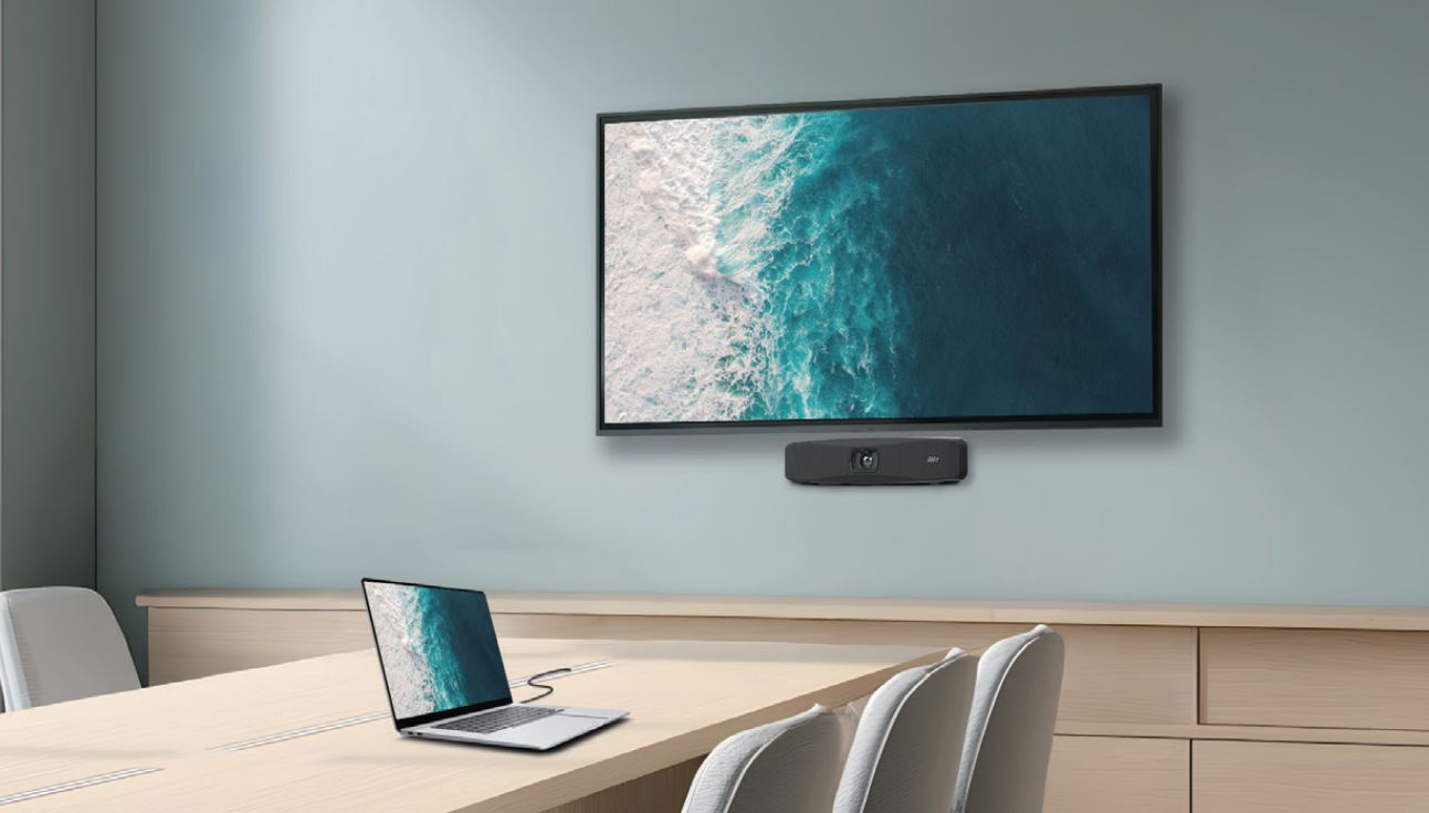 VB150 4K Video Bar postavljen u huddle sobi za video sastanak