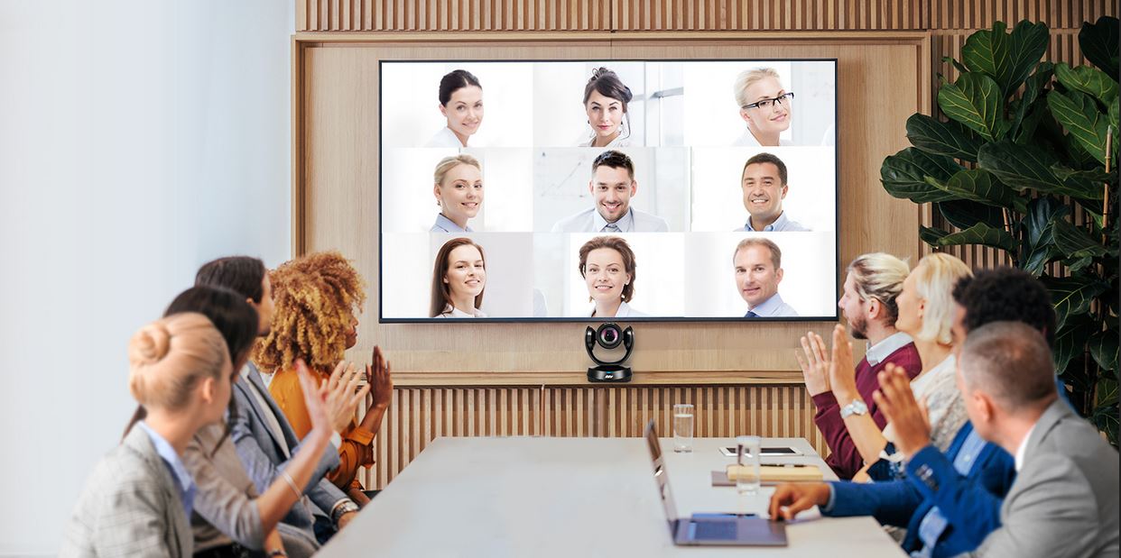 Zaposlenici razliitih lokacija sudjeluju u online poslovnom sastanku