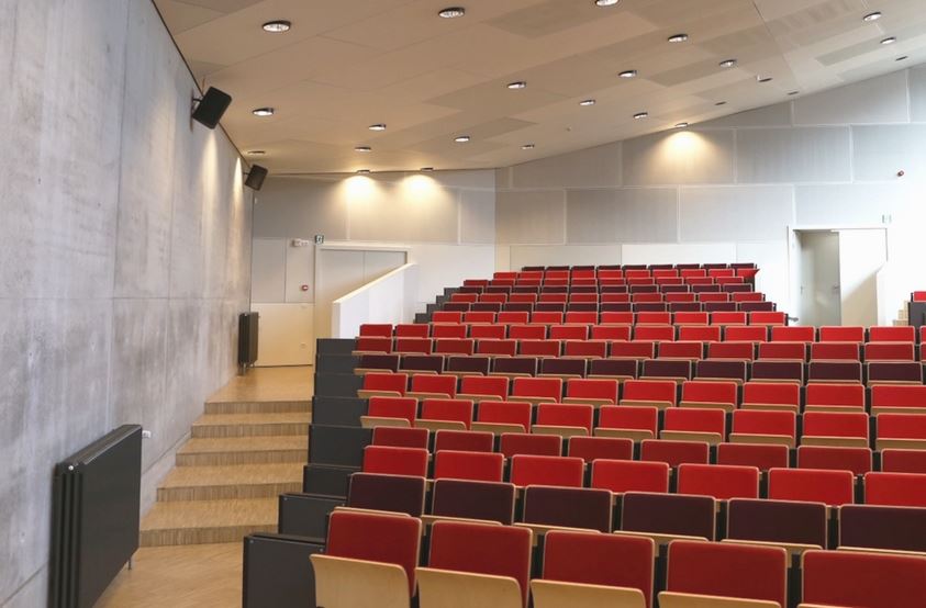 Ozvuena moderna predavaonica s Audac opremom i urednim rasporedom sjedala