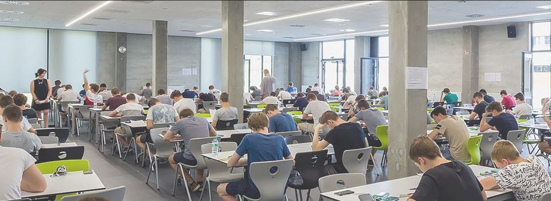 Velika moderno opremljena predavaonica s profesionalnim ozvuenjem i nastavom u tijeku